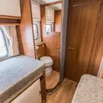1504527396-toilet badkamer F-type Friesland Campers